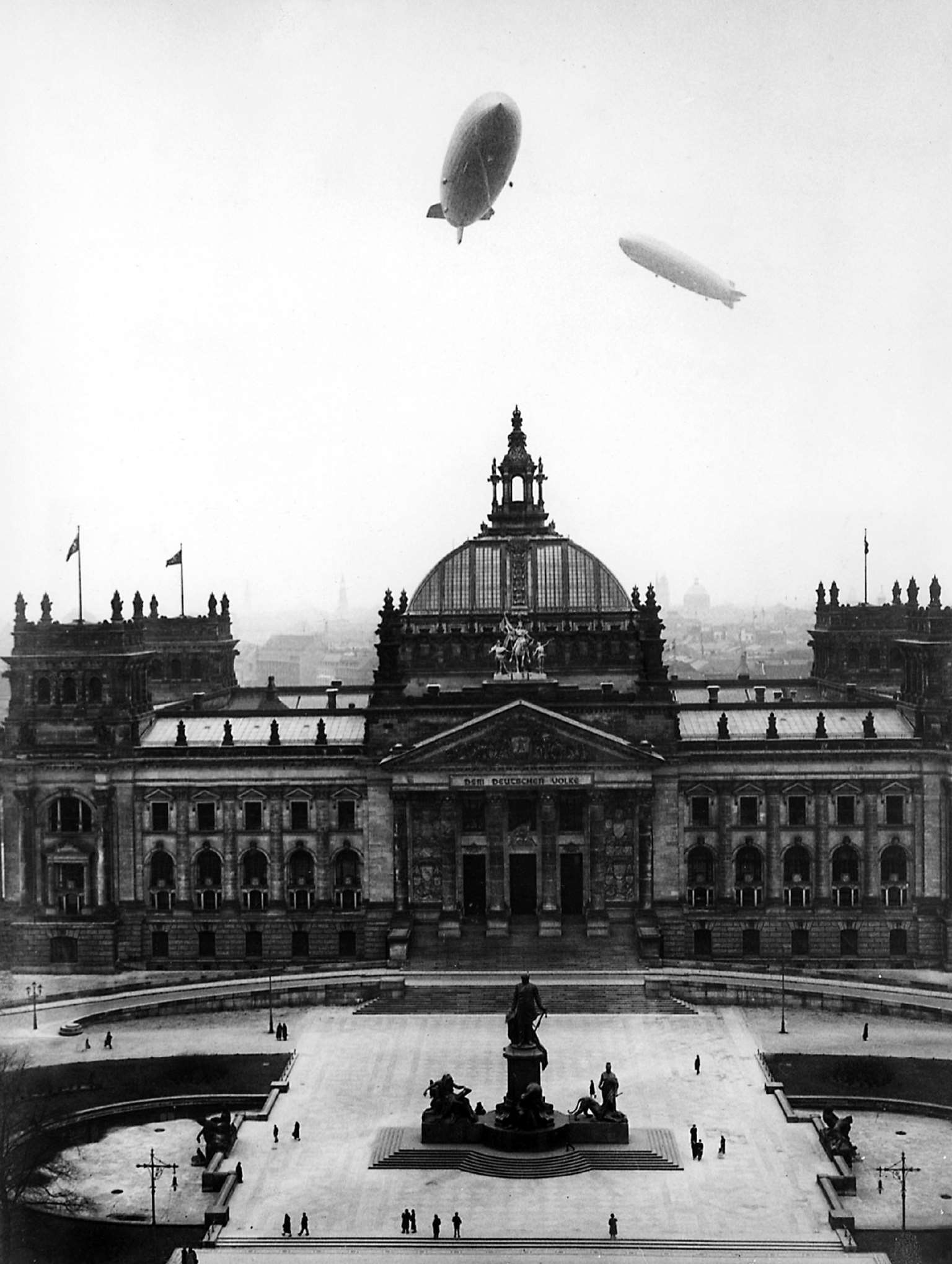 1936年3月28日,"兴登堡号"与"齐柏林伯爵号"飞艇飞跃国会大厦.