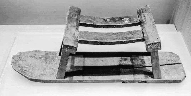 宋代已臻于成熟,北宋时期还出现了秧马—一种拔稻秧时乘坐的专用工具。 农民拔秧用的坐具,也称还有秧船