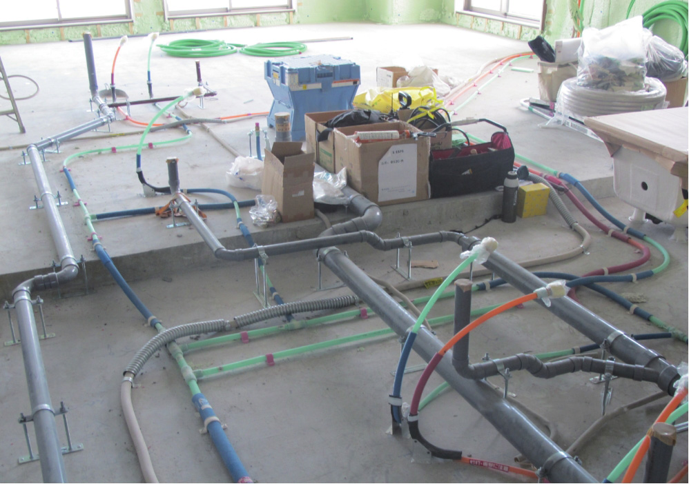 图2-10 日本建筑部分管线分离到地面架空层里