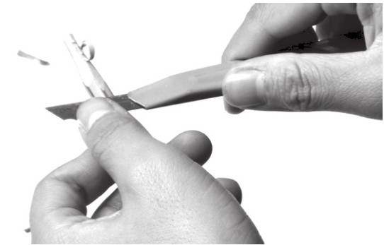 用左手的大拇指往前推刀背,再来回削铅笔.