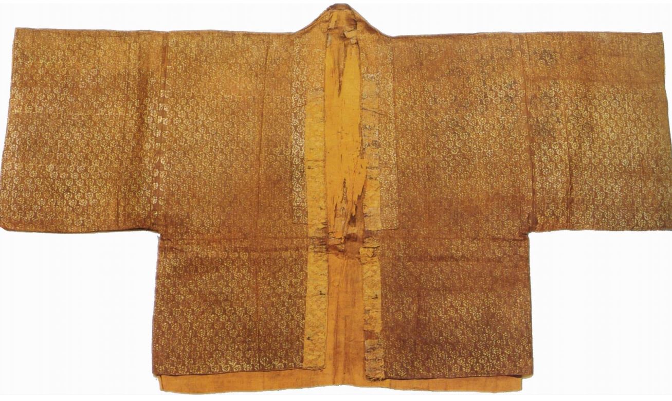 [元]饰满贝占金箔花纹的罗夹衫（内蒙古博物馆藏） [唐]用片金钱织出花纹