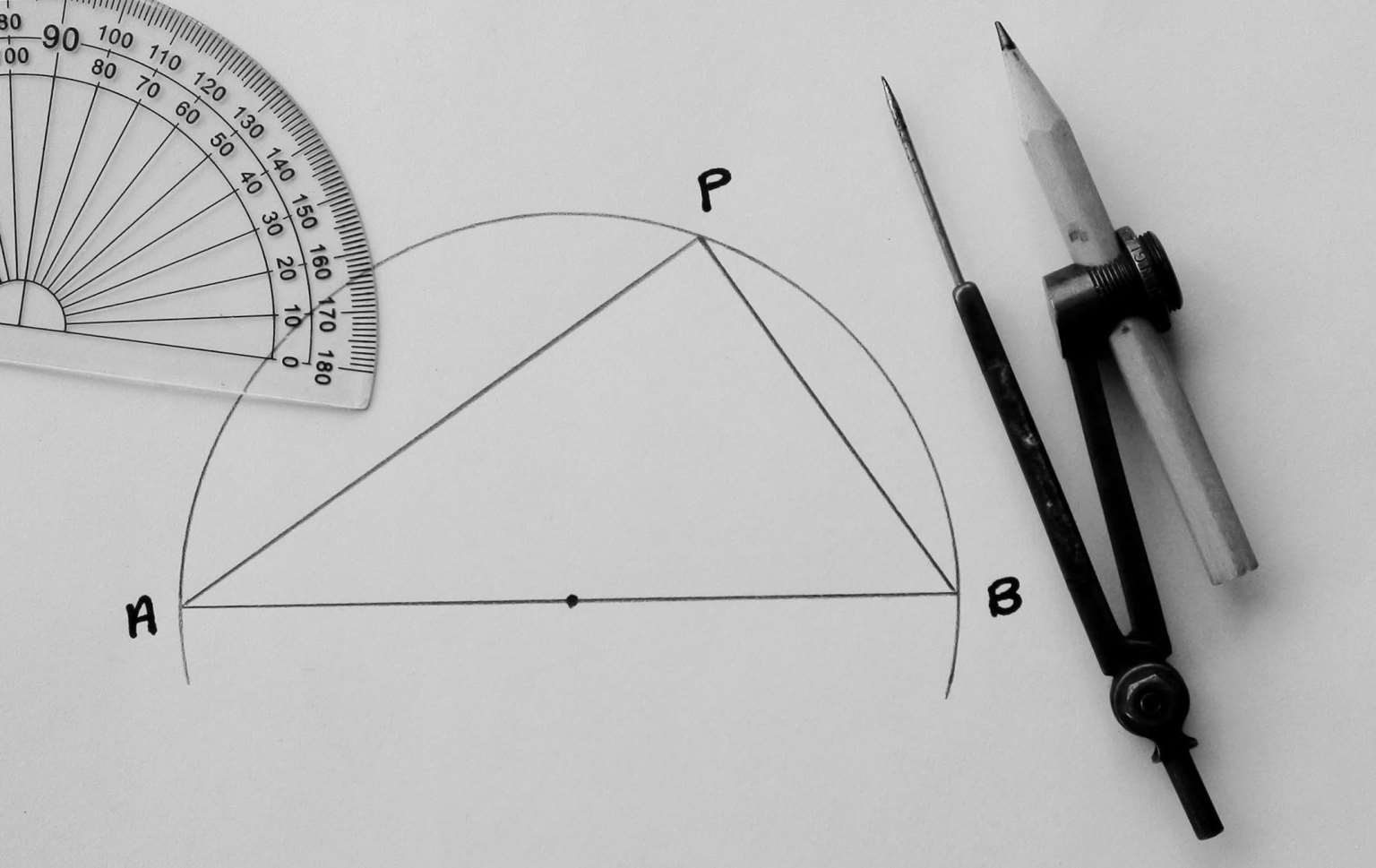 副圆规,用它来画一个圆,然后画出它的一条直径,端点为a和b(图18)。