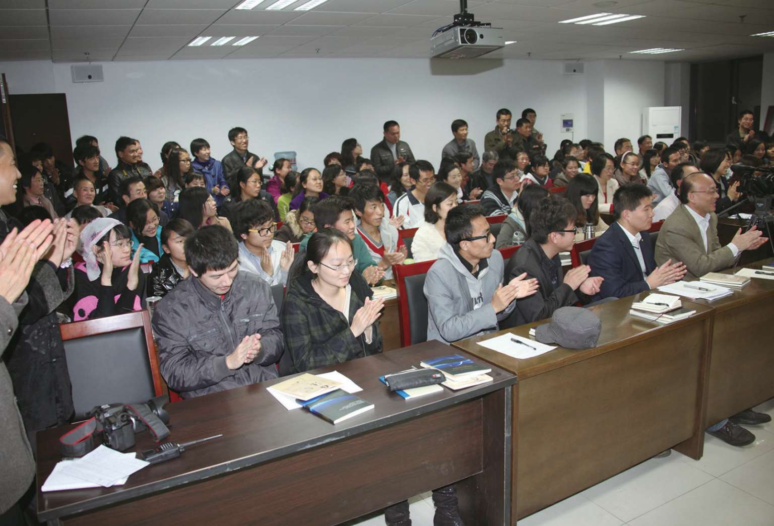 现场互动 问:我是山大哲学系的老师,搞西方哲学的,但对佛教特别感兴