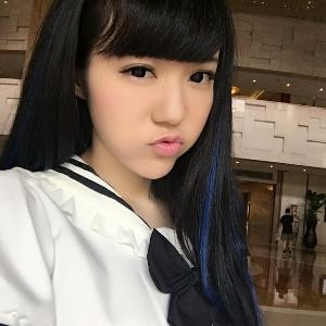 玫瑰花下的小草