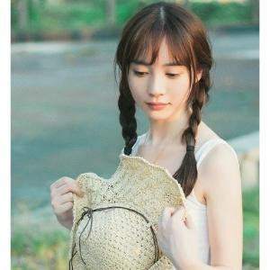 爱看书的萌妹子
