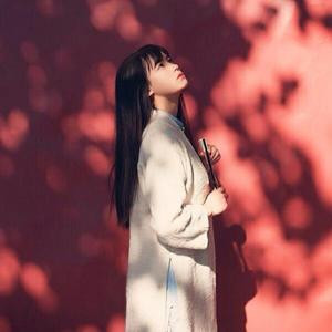 微笑背后有谁懂