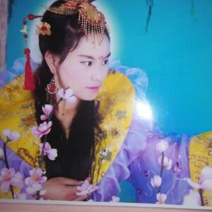 叼着奶瓶去逛街