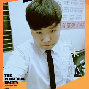 手握摇扇醉吟诗