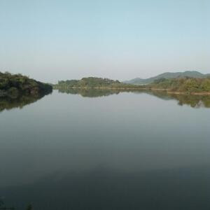 默li