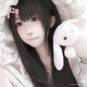 抱着猫猫的尾巴