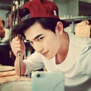 有颗糖就会笑的孩纸