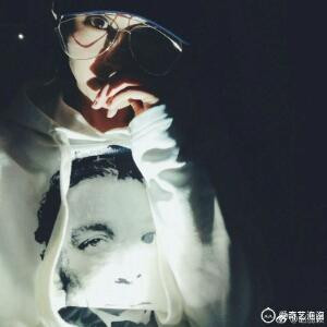 阳光下的丽颖女神