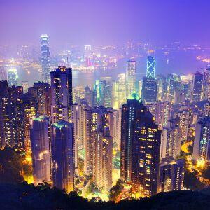 A  风微凉  凌乱了发丝