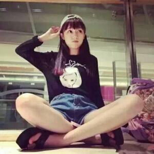 马尾少女闪着光