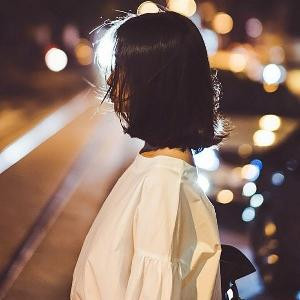 柠檬树上的少女