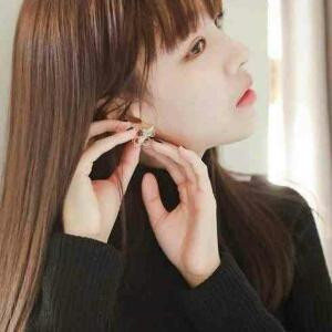 以君王姿态俯视