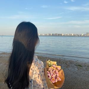 是小白白白白