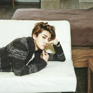 穿着校服逛酒吧