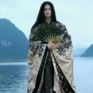 穿越人海拥抱你