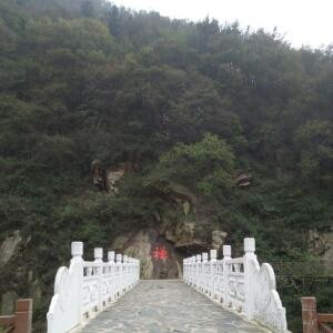 山澗清泉