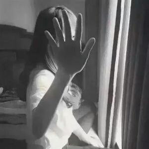 假人假事假心酸