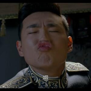 嘿掩悲伤演微笑