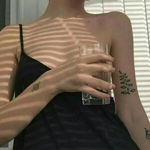 嫣然