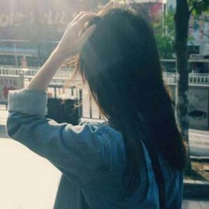 仰头45度的微笑