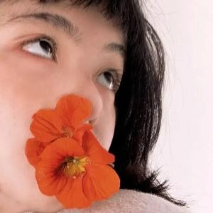 像个小丑