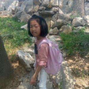 妮的头发很短