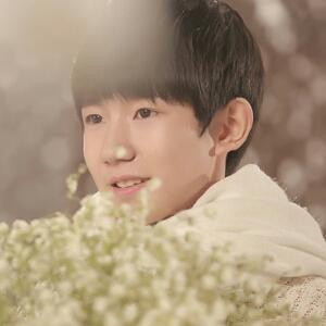 天上的云静在飘